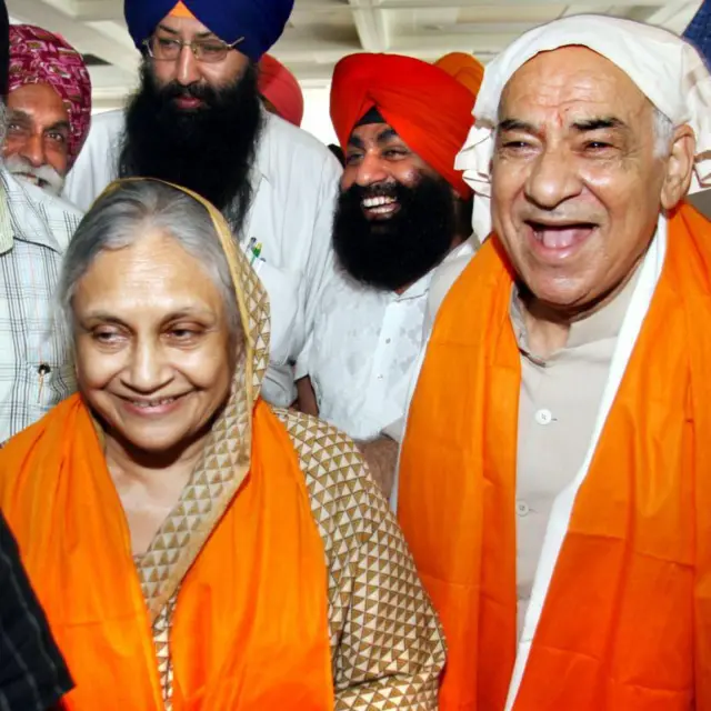 तत्कालीन मुख्मंत्री शीला दीक्षित के साथ पूर्व मुख्यमंत्री मदन लाल खुराना 