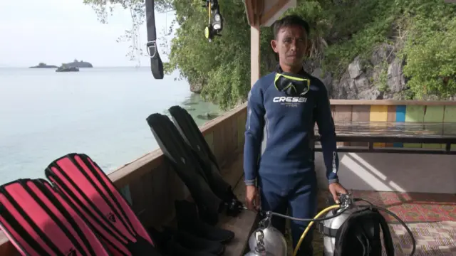 Tawing dan peralatan menyelam yang ia kelola