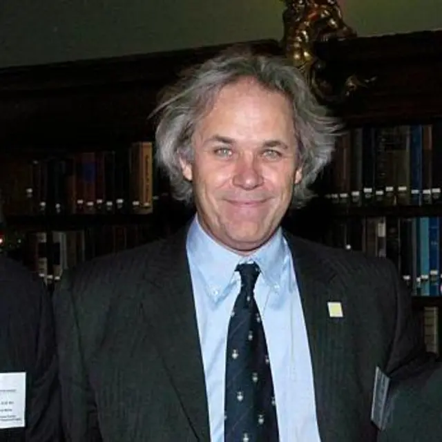 Mark Solms, psicoanalista sudafricano, con saco y corbata, sonríe a cámara