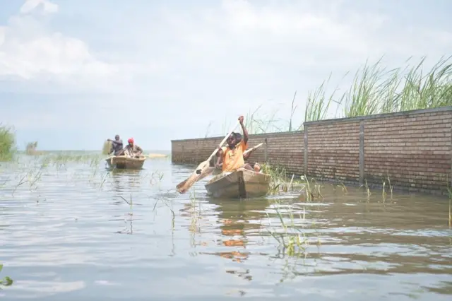 Ubu ahahora ari ku butaka hagendwa n'ubwato 