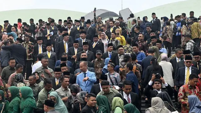 Sebanyak 580 anggota DPR dan 152 anggota DPD dilantik dan diambil sumpah jabatannya untuk masa bakti 2024-2029. 