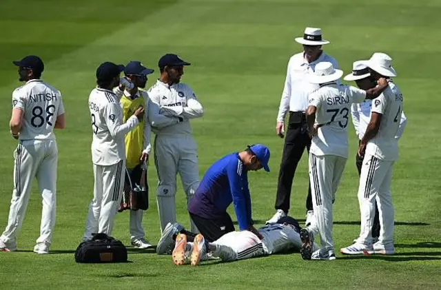 شبھمن گل فیزیو کی مدد لیتے ہوئے