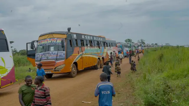 Amabisi ashikanye abahungutse mu kibanza bashikiramwo i Nyabitare muri komine ya Gisuru imbere y’uko batahukanwa iwabo