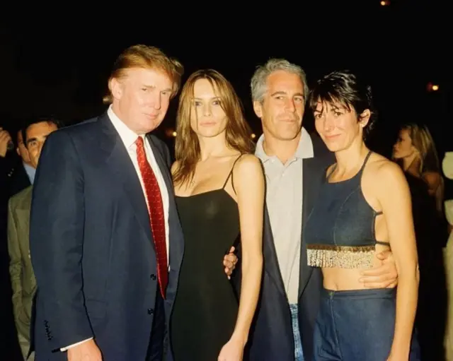 Donald Trump vestido de traje azul y corbata roja abrazando a su ahora esposa, Melania Knauss. La pareja posa viendo a la cámara junto a Epstein quien abraza a Ghislaine Maxwell.