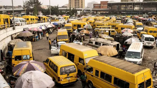 Ibudokọ nla lẹgbẹẹ afara Obalende niluu Eko