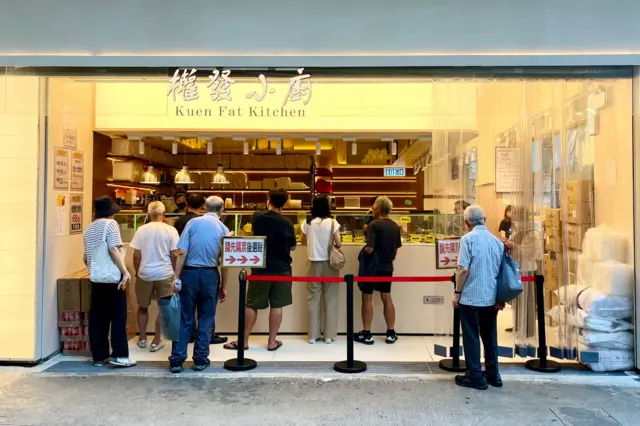 周末或连假，“两餸”饭店“权发小厨”生意额都会下跌两、三成。