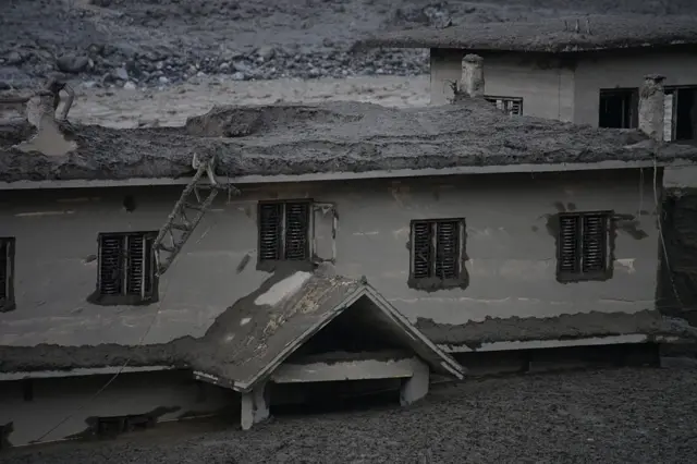 Una casa cubierta por barro en Nuwakot
