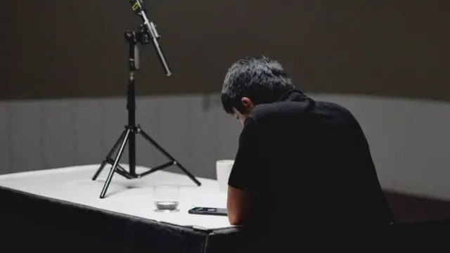 એક માનવતસ્કર સાથે વાત કરતાં બીબીસીના અંડરકવર રિપોર્ટર