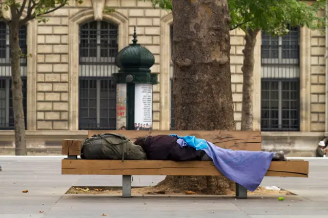 Pessoa dormindo na rua na França