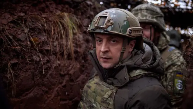 Presiden Ukraina Volodymyr Zelensky mengunjungi posisi garis depan militer Ukraina di Donbass, Ukraina pada Desember 2021