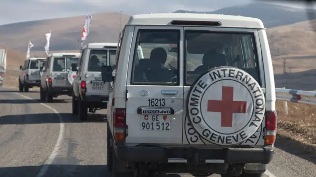 Колонна автомобилей Красного Креста направляется в Карабах после подписания соглашения о прекращении огня в ноябре 2020 года.