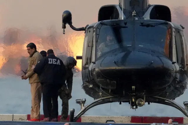 Maduro y su esposa trasladados en helicóptero al tribunal de Nueva York.