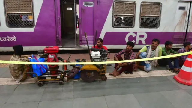 लोकल प्रवासाचा रोजचा संघर्ष - ‘आमच्या खासदाराने आमच्यासोबत गर्दीच्यावेळी लोकलने प्रवास करून पाहावा..!’