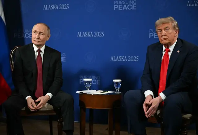 Trump i Putin siedzą obok siebie podczas szczytu na alasce