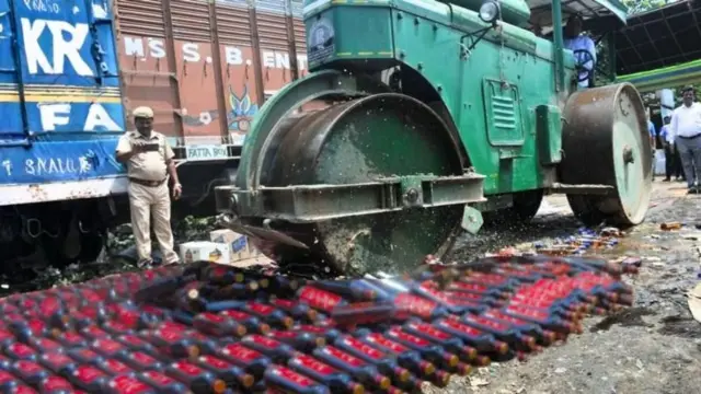 ગુજરાત દારૂ વિધાનસભા દારૂનો નાશ દારૂની બૉટલ બીબીસી ગુજરાતી