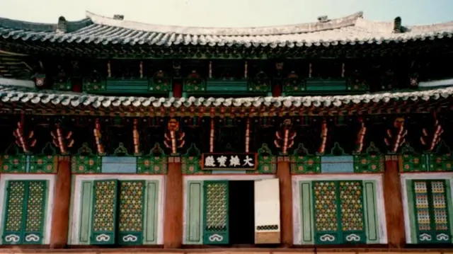 معبد آنگوک‌سا در پیونگ‌سان کره شمالی که از آسیب‌های جنگ کره در امان مانده است