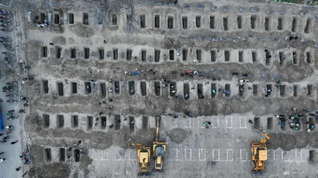 Ова фотографија снимљена из ваздуха, коју је објавио Ирански прес центар, приказује људе које копају гробове током сахране деце погинуле у удару на школу
