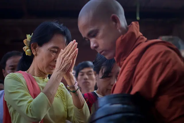 ဒေါ်အောင်ဆန်းစုကြည်ဟာ မနက် ၄ နာရီ ၅၀ မိနစ်ကနေ မနက် ၆ နာရီအထိ မိနစ် ၇၀ တိတိတရားထိုင်ပြီး နေ့သစ်တစ်ခုကို တရားဓမ္မနဲ့ စတင်ပါတယ်။