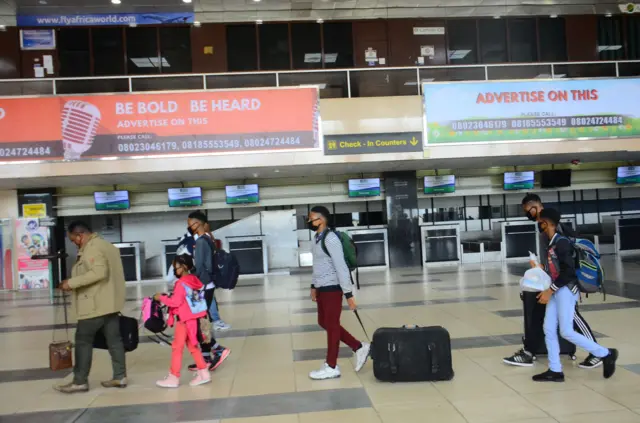 Àwọn arìnrìnàjò ní pápákọ̀ òfurufú