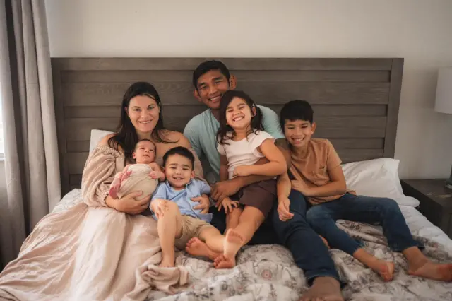 သား ၃ ဦး၊ ဇနီးနဲ့ သမီးအပါ မိသားစုနဲ့ အောင်လ