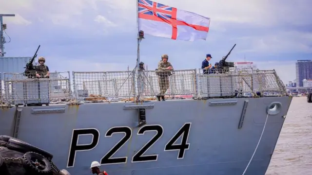 Di British warship 