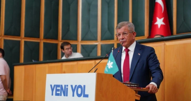 Davutoğlu Yeni Yol yazılı bir kürsüde konuşma yapıyor. 