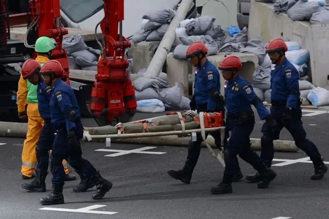 Petugas Dinas Gulkarmat DKI Jakarta saat simulasi penanganan kebakaran.