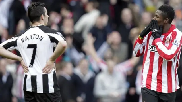 Asamoah Gyan celebrate afta e scoring a late equaliser for Sunderland against Newcastle