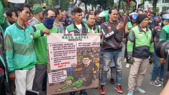 Para pengemudi ojol turut dalam demonstrasi di Jakarta, Selasa (20/05).