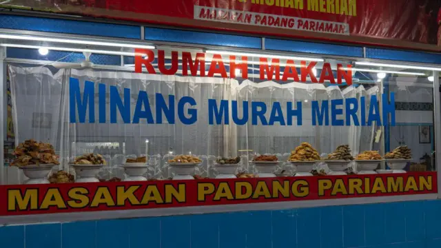 Sebuah jendela dengan restoran tradisional Indonesia yang menjual Masakan Padang di Borobudur pada tanggal 25 Oktober 2019 di Jawa, Indonesia.