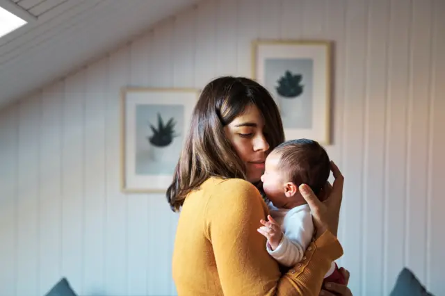 Ağlayan bebek ve anne