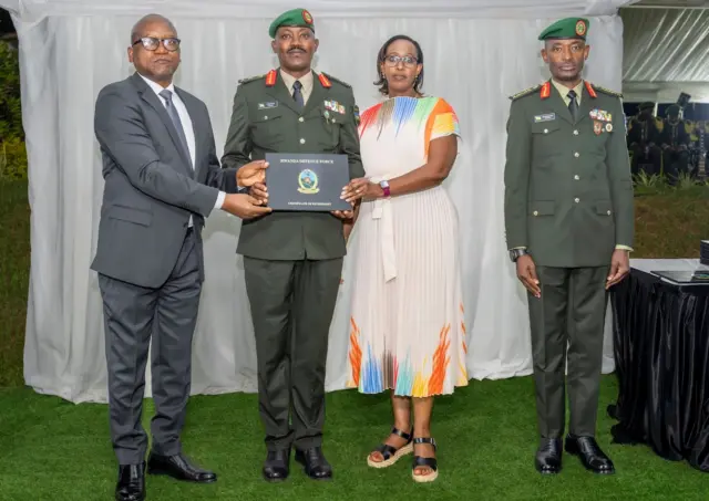 Brig Gen Pascal Muhizi (wa kabiri ibumoso) mu muhango wo gushyirwa mu kiruhuko cy'izabukuru