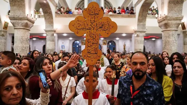  يقام قداس في كنيسة مار يوحنا قرب الموصل في العراق. 