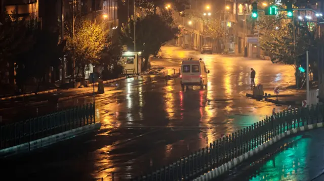 تصویر آمبولانسی در خیابان در شب