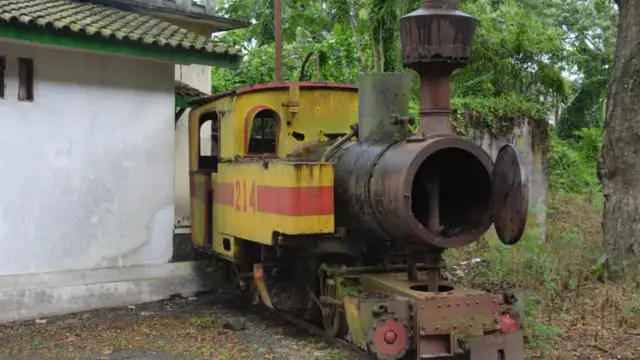 Foto lokomotif nomor 214 pada 18 Maret 2017, lokomotif jelas tidak beroperasi serta kehilangan beberapa pelengkap dan pipa