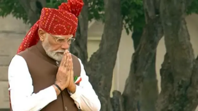 સ્વતંત્રતા દિવસના અવસર પર વડા પ્રધાન નરેન્દ્ર મોદીએ શનિવારે સવારે રાજઘાટ જઈને રાષ્ટ્રપિતા મહાત્મા ગાંધીને શ્રદ્ધાંજલિ આપી હતી