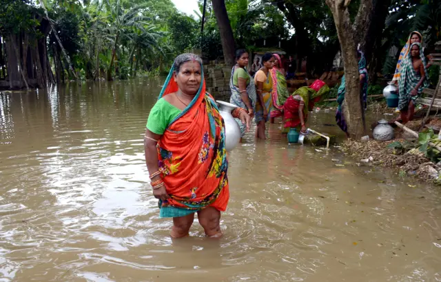 पुरात अडकलेले असताना वाहत्या पाण्यातून चालू नका