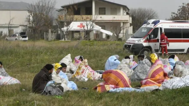 ডুবে যাওয়া নৌকা থেকে প্রাণে বাঁচা কজন অভিবাসী