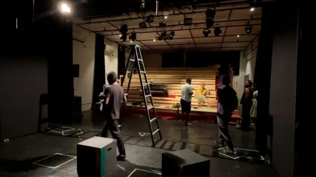 अशा छोट्या रंगमंचांचे प्रयोग यापूर्वीही भारतीय रंगभूमीवर झाले आहेत.