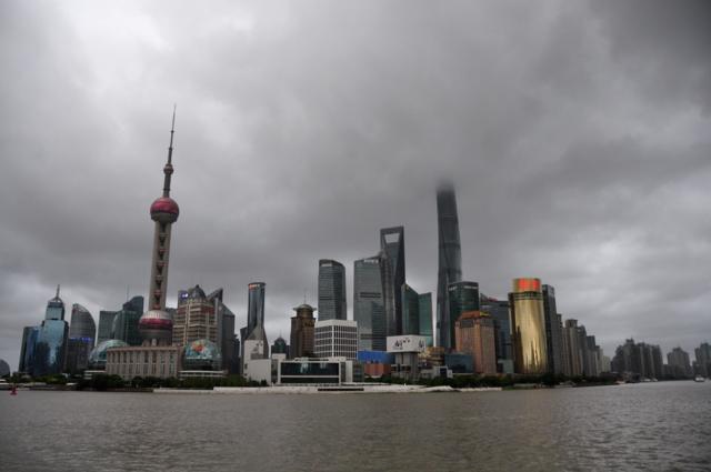 Hình ảnh mây đen lơ lửng phía trên các tòa nhà cao tầng tại thành phố Thượng Hải