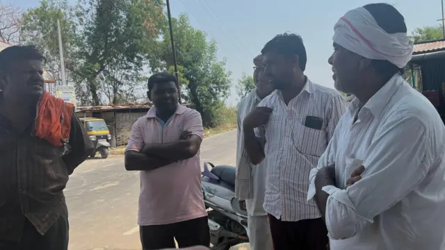 दाभडीच्या मुख्य चौकात गावकरी चर्चा करताना.