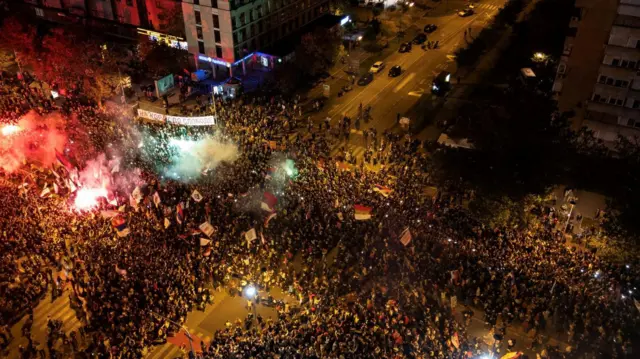 Snimak iz drona - masa na raskrsnici