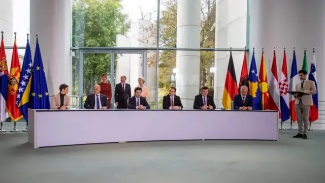 Ana Brnabić (premijerka Srbije), Dimitar Kovačevski (premijer Severne Makedonije), Dritan Abazović (premijer Crne Gore), Aljbin Kurti (premijer Kosova), Zoran Tegeltija (premijer BiH) i Edi Rama (premijer Albanije) potpisuju sporazume - navedeni sleva