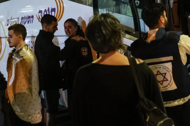 इसराइल के दक्षिणी इलाके से लोगों को बाहर निकाला जा रहा है. 