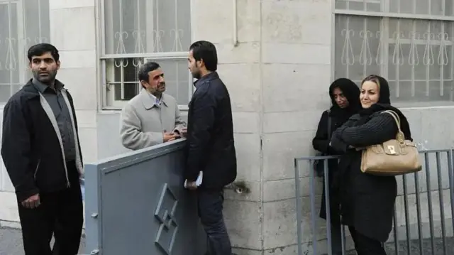 Siku ya kwanza ya vita, makazi ya Mahmoud Ahmadinejad huko Narmak, Tehran, yalilengwa na shambulio. Katika picha hii, iliyopigwa mwaka wa 2014, wageni wanaonekana wakizungumza na Ahmadinejad katika uchochoro anaoishi.