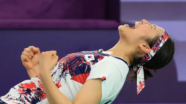 대한민국 배드민턴 대표팀 안세영이 5일 오후(한국시간) 프랑스 파리 라 샤펠 아레나에서 열린 2024 파리올림픽 배드민턴 여자 단식 결승 중국의 허빙자오 선수와의 경기에서 금메달을 확정 지은 후 기뻐하고 있다