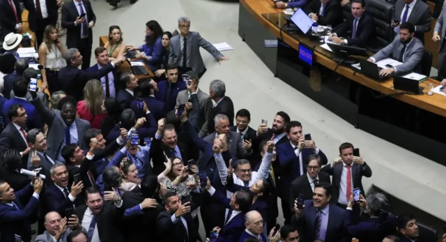 Parlamentares na Câmara dos Deputados, em dia de votação