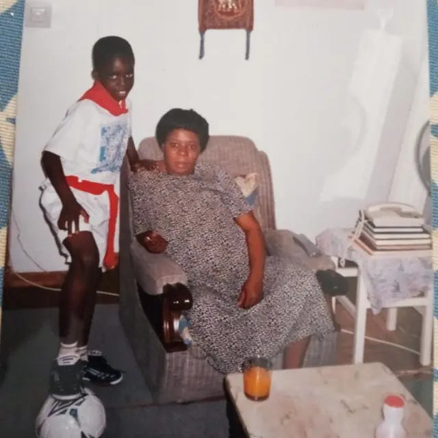 गर्भवती आईबरोबर इनाकी.