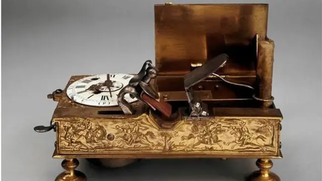 Старовинний механічний будильник XVIII століття