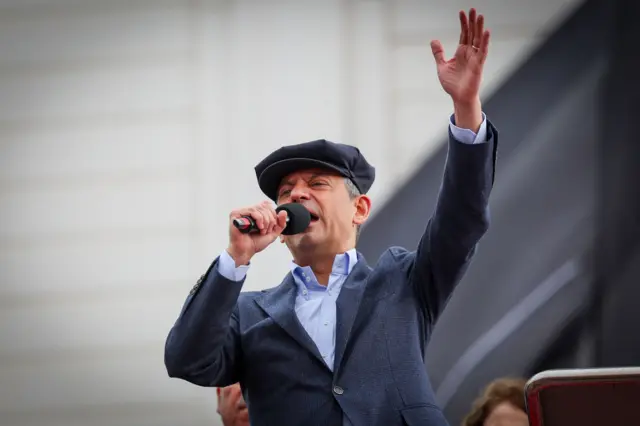 Özgür Özel toplanan kalabalığa sesleniyor